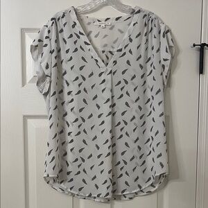 Fun 2 Fun navy and White Leaf Print Blouse like new size XL